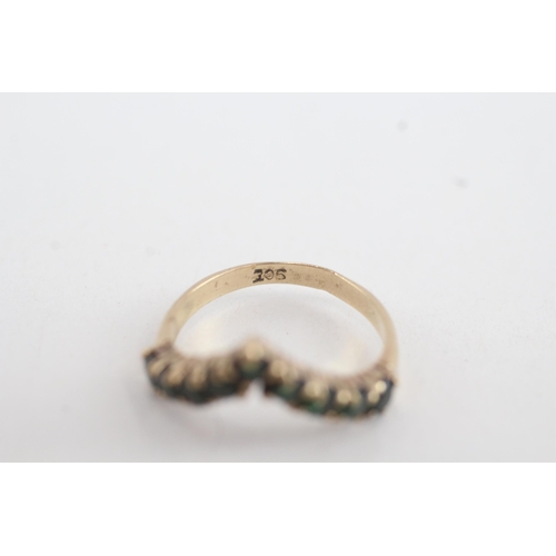 130 - 9ct gold green gemstone chevron ring (2.5g) Size O