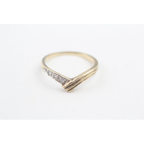 153 - 9ct gold diamond set wishbone chevron shaped ring (1.6g) Size L