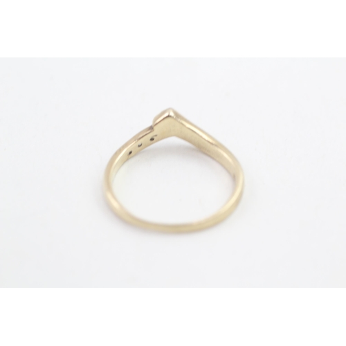153 - 9ct gold diamond set wishbone chevron shaped ring (1.6g) Size L
