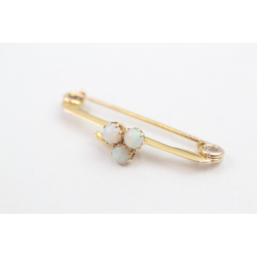 175 - 15ct gold opal set clover bar brooch (3g)