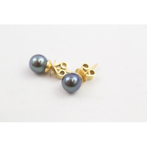 181 - 18ct gold peacock coloured cultured pearl set stud earrings (2.1g)