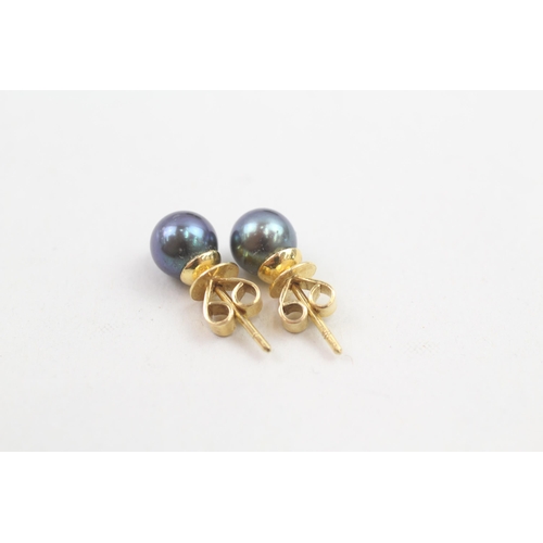 181 - 18ct gold peacock coloured cultured pearl set stud earrings (2.1g)