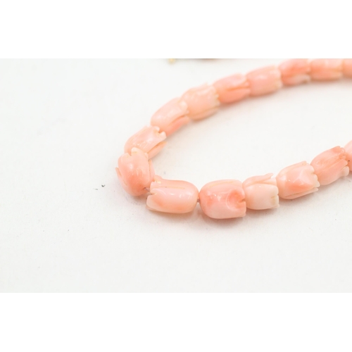 189 - 9ct gold clasped vintage hand carved coral tulip shaped bead necklace (13.3g)