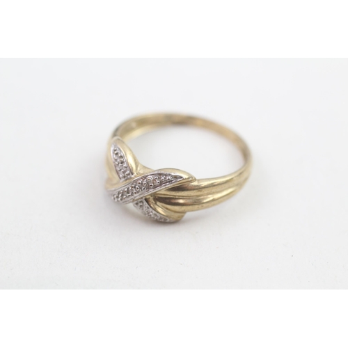 199 - 9ct gold diamond accented kiss cross dress ring (2.5g) Size T