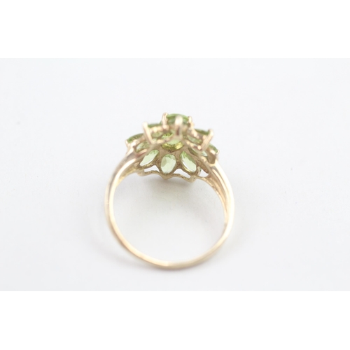 220 - 9ct gold peridot set cluster ring (3g) Size P