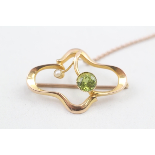 228 - 15ct gold antique peridot and cultured pearl set brooch (3.3g)