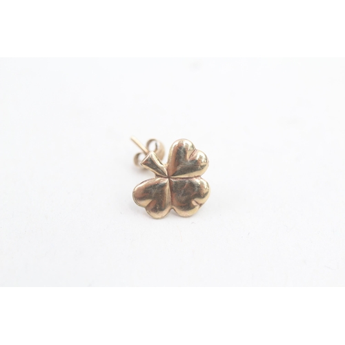 239 - 9ct gold lucky clover shaped stud earrings (0.7g)