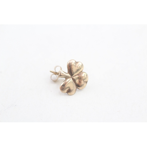 239 - 9ct gold lucky clover shaped stud earrings (0.7g)