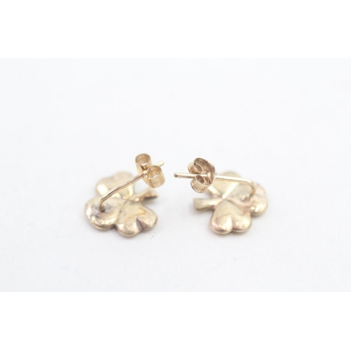 239 - 9ct gold lucky clover shaped stud earrings (0.7g)