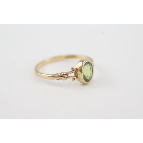 39 - 9ct gold oval peridot single stone ring with split shank Size O  1.5g