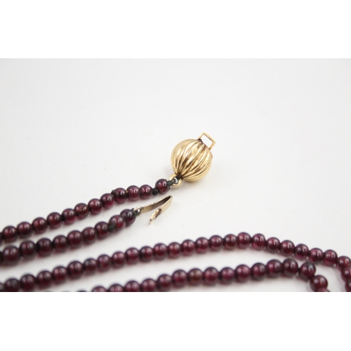 45 - 18ct gold clasp garnet single strand necklace   32g