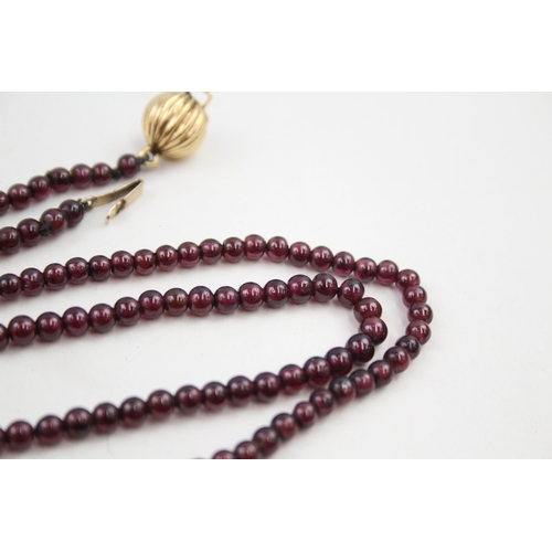 45 - 18ct gold clasp garnet single strand necklace   32g