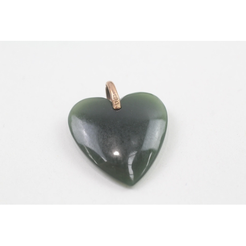 70 - 9ct gold nephrite heart pendant   5.8g