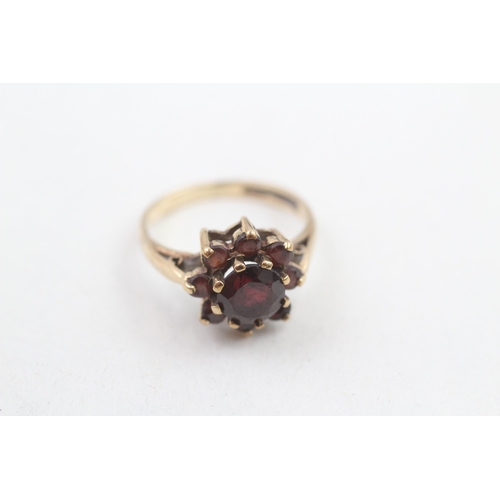 74 - 9ct gold garnet floral cluster ring (2.8g) Size K