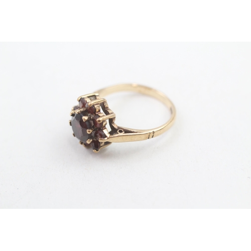 74 - 9ct gold garnet floral cluster ring (2.8g) Size K