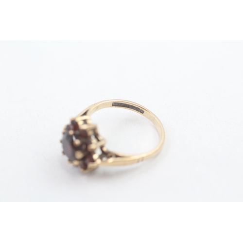 74 - 9ct gold garnet floral cluster ring (2.8g) Size K
