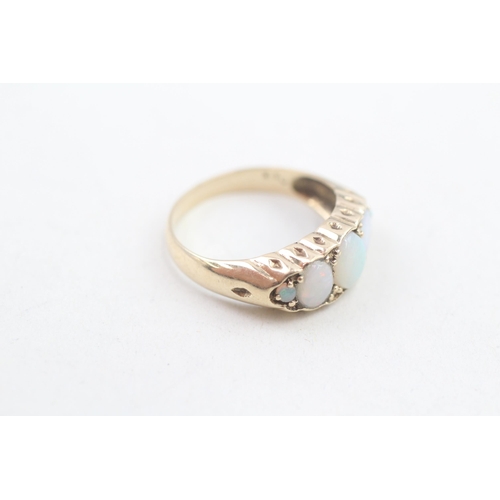 79 - 9ct gold vintage opal five stone ring (2.8g)