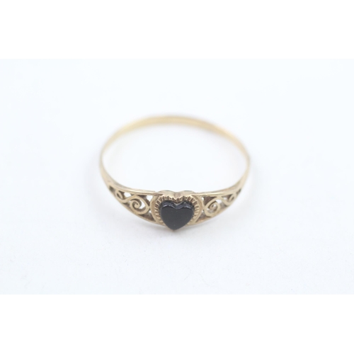 92 - 9ct gold onyx heart single stone ring (1.3g) Size Y 1/2