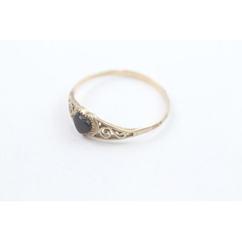 92 - 9ct gold onyx heart single stone ring (1.3g) Size Y 1/2