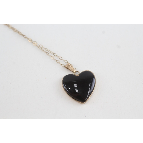 94 - 9ct gold onyx heart pendant necklace (1.9g)