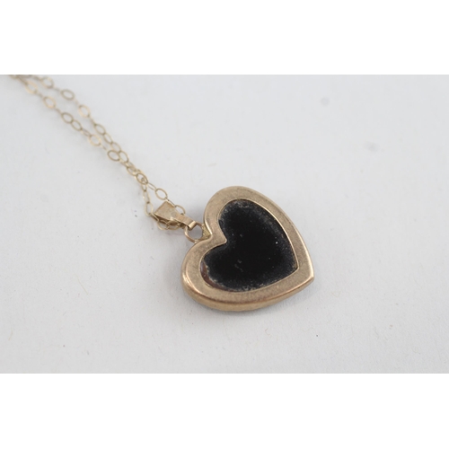 94 - 9ct gold onyx heart pendant necklace (1.9g)