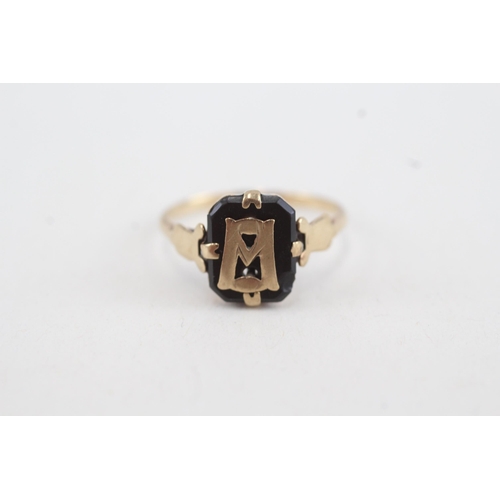 101 - 9ct gold antique onyx signet ring (1.6g) Size  M 1/2