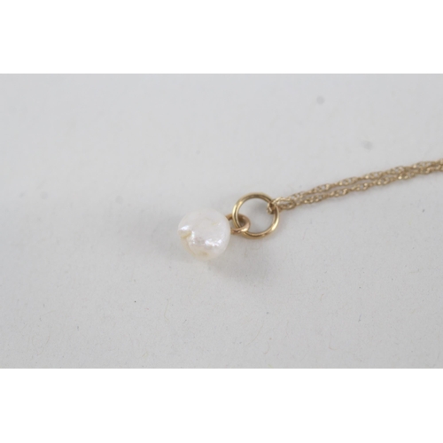 117 - 9ct gold baroque pearl pendant necklace (0.7g)
