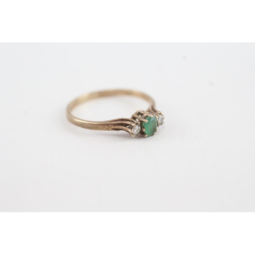 121 - 9ct gold diamond & emerald three stone ring (1.2g) Size  K