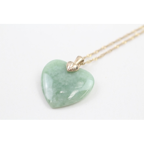 122 - 9ct gold vintage heart cut jade pendant necklace (5.6g)