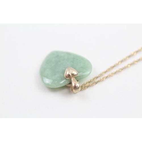 122 - 9ct gold vintage heart cut jade pendant necklace (5.6g)