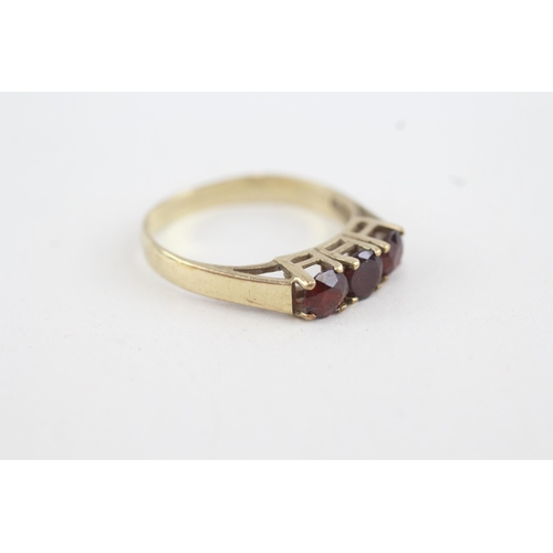 126 - 9ct gold garnet three stone ring (2g) Size  Q