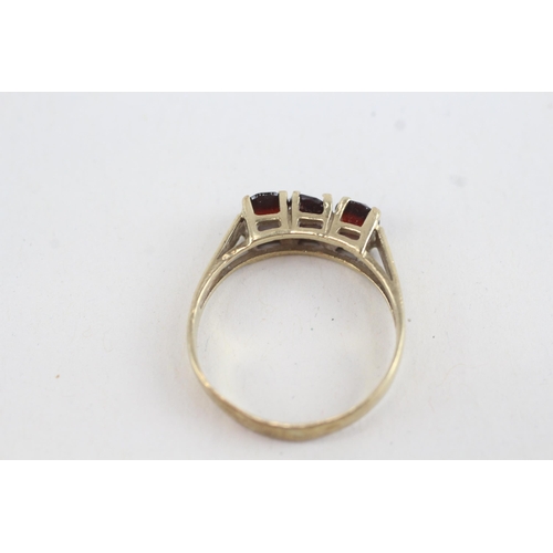 126 - 9ct gold garnet three stone ring (2g) Size  Q