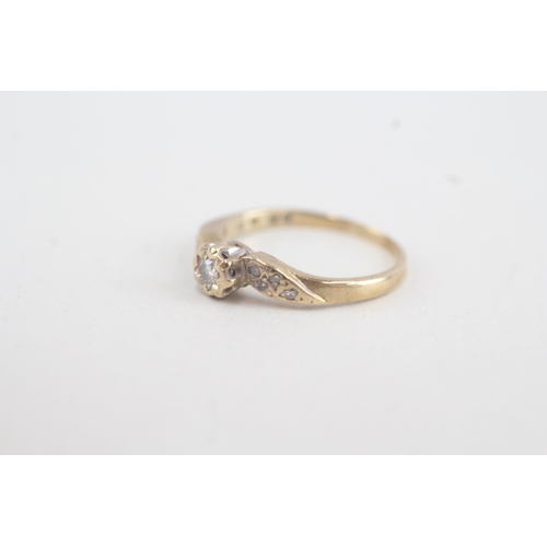 132 - 9ct gold diamond dress ring (1.6g) Size  J