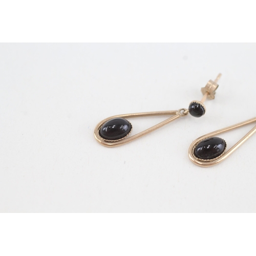 137 - 9ct gold onyx drop earrings (1.1g)