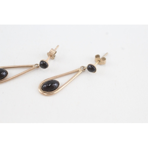 137 - 9ct gold onyx drop earrings (1.1g)