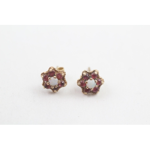 139 - 9ct gold ruby and opal set cluster stud earrings (1.2g)