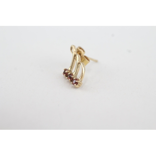 151 - 9ct gold garnet three stone stud earrings (1.2g)