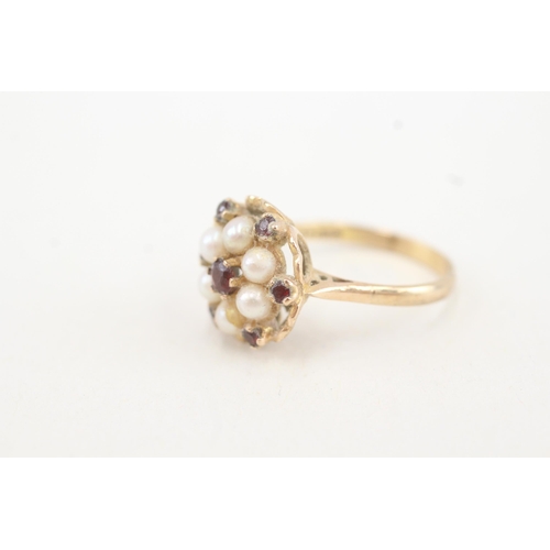 156 - 9ct gold cultured pearl & garnet floral cluster ring (4g) Size  O
