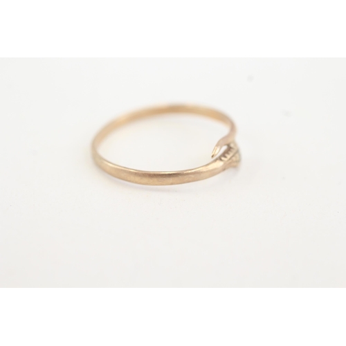 161 - 9ct gold vintage garnet snake ring (1.1g) Size  R