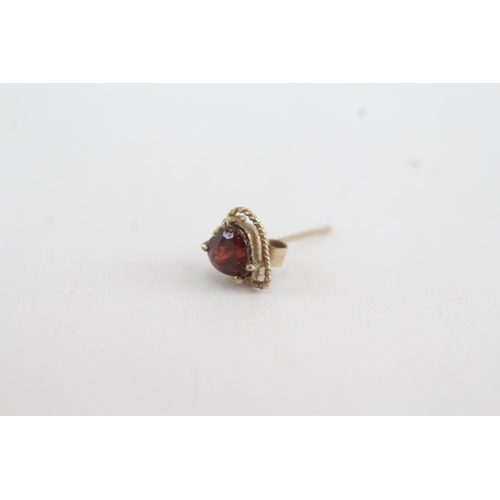 174 - 9ct gold heart garnet stud earrings (1g)