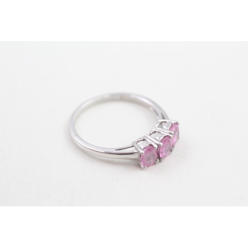 19 - 9ct white gold pink sapphire set trilogy ring (2.1g) Size  O 1/2