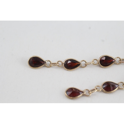 195 - 9ct gold garnet drop earrings (1.3g)