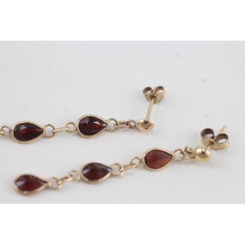 195 - 9ct gold garnet drop earrings (1.3g)