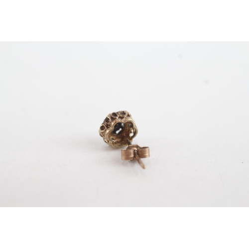 197 - 9ct gold diamond & sapphire floral cluster stud earrings (1.1g)