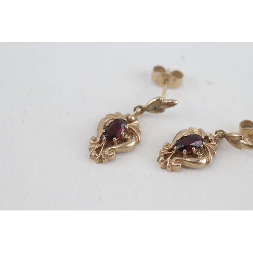 199 - 9ct gold garnet drop earrings (1.6g)