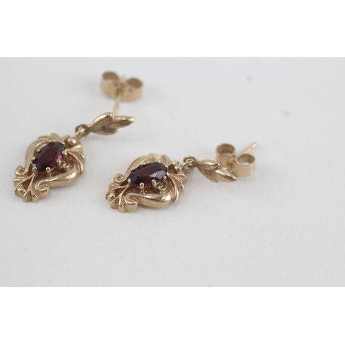 199 - 9ct gold garnet drop earrings (1.6g)