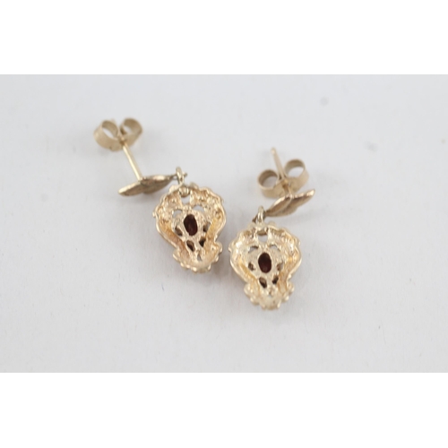 199 - 9ct gold garnet drop earrings (1.6g)