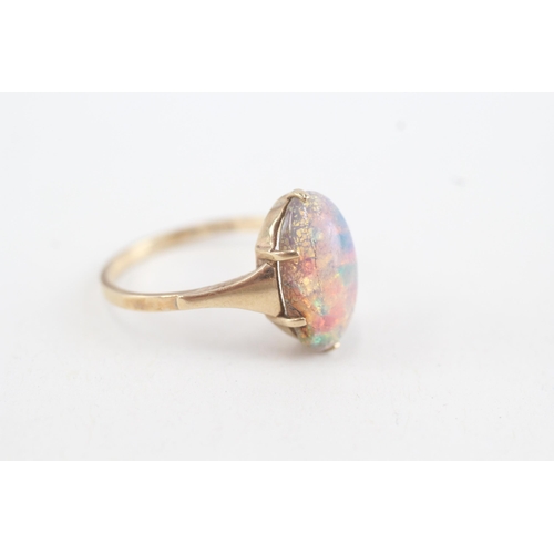 218 - 9ct gold vintage foiled glass oval cabochon single stone ring (2.5g) Size  M 1/2