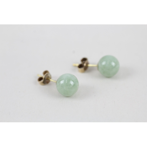 251 - 9ct gold green jade ball stud earrings (2.3g)