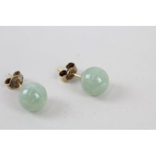 251 - 9ct gold green jade ball stud earrings (2.3g)